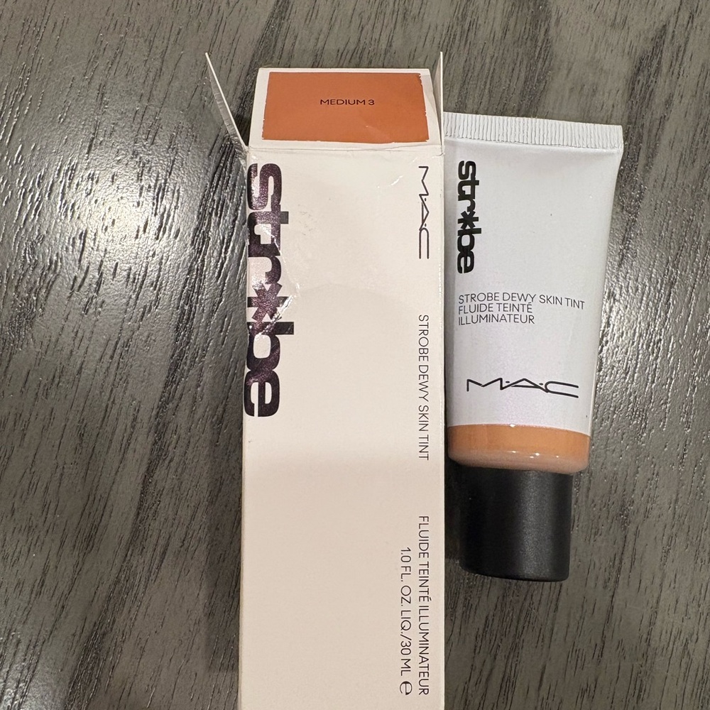 * New MAC Cosmetics Strobe Dewy Skin Tint - Medium 3